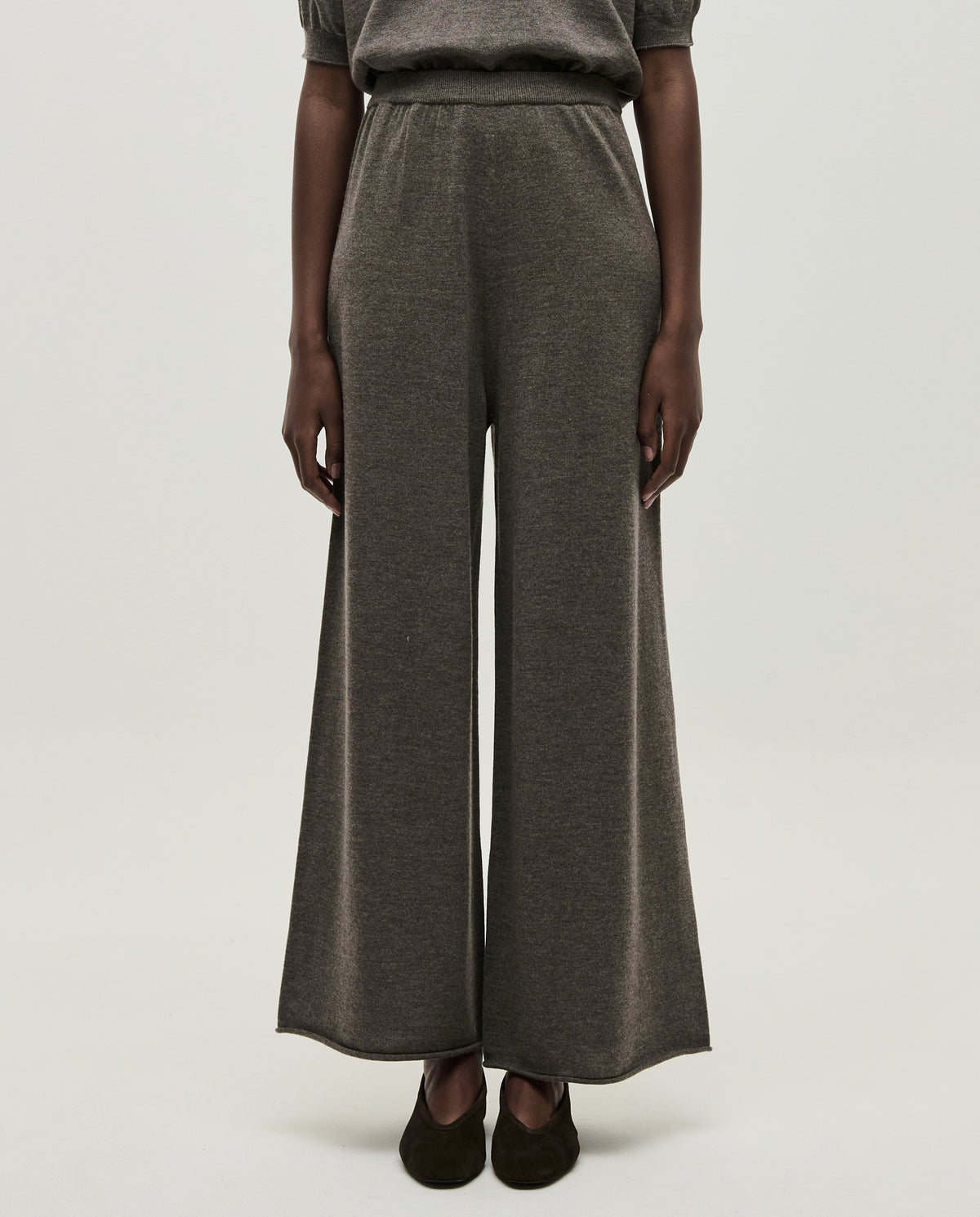 Babaà No94 Volcán women's trousers with a relaxed fit, featuring a volcanic-inspired print and comfortable fabric.