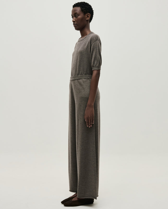 Woman's Babaà No94 Volcán trousers featuring a stylish, relaxed fit in earthy volcanic color.