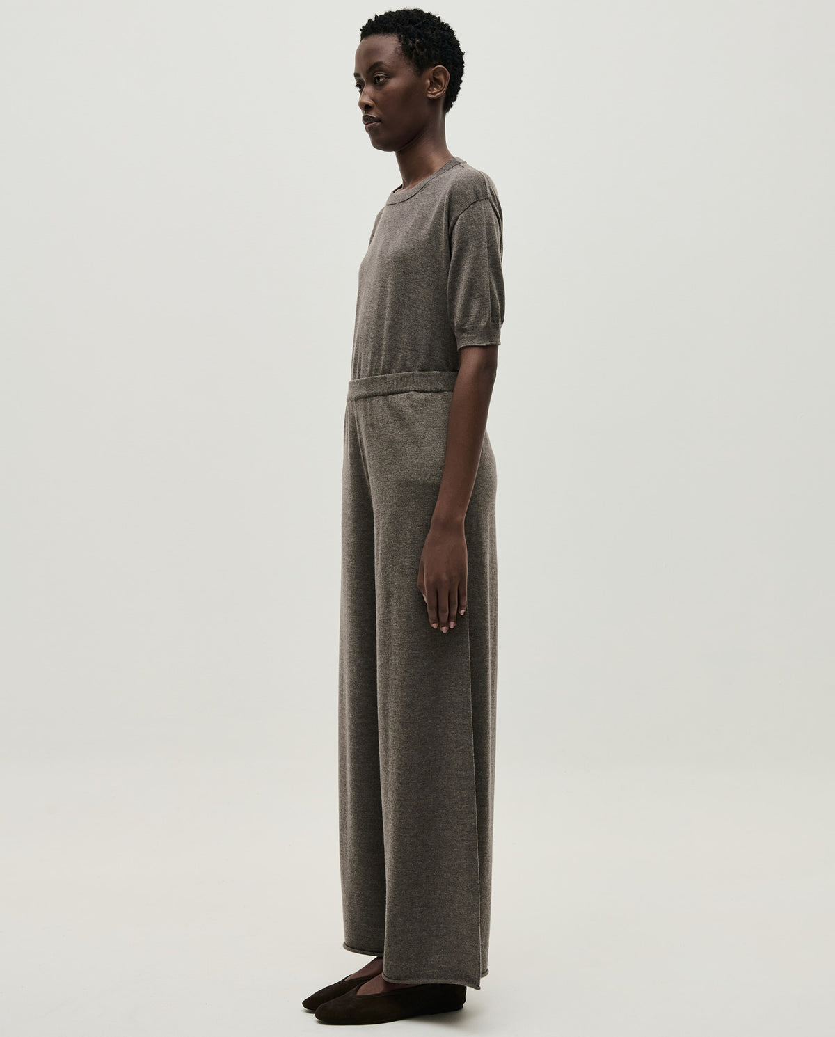 Woman's Babaà No94 Volcán trousers featuring a stylish, relaxed fit in earthy volcanic color.