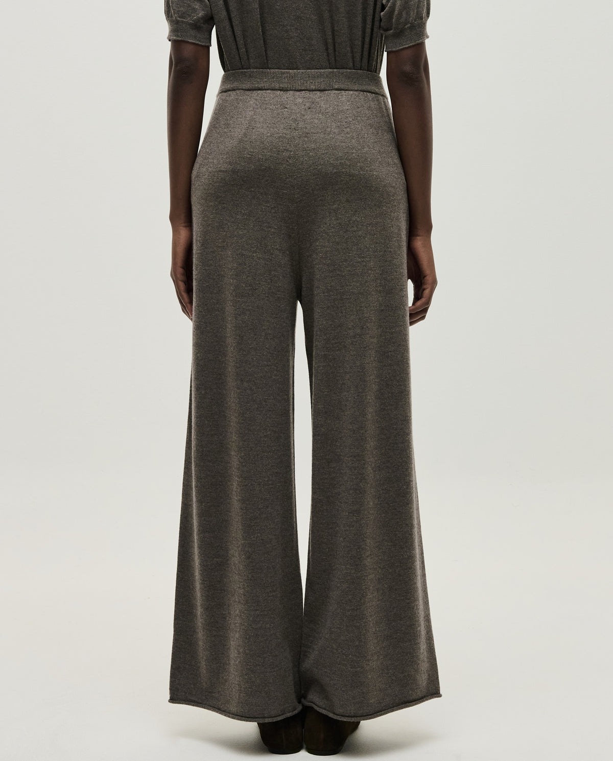 Babaà No94 Volcán women's trousers featuring a relaxed fit with earthy volcanic print and comfortable fabric.
