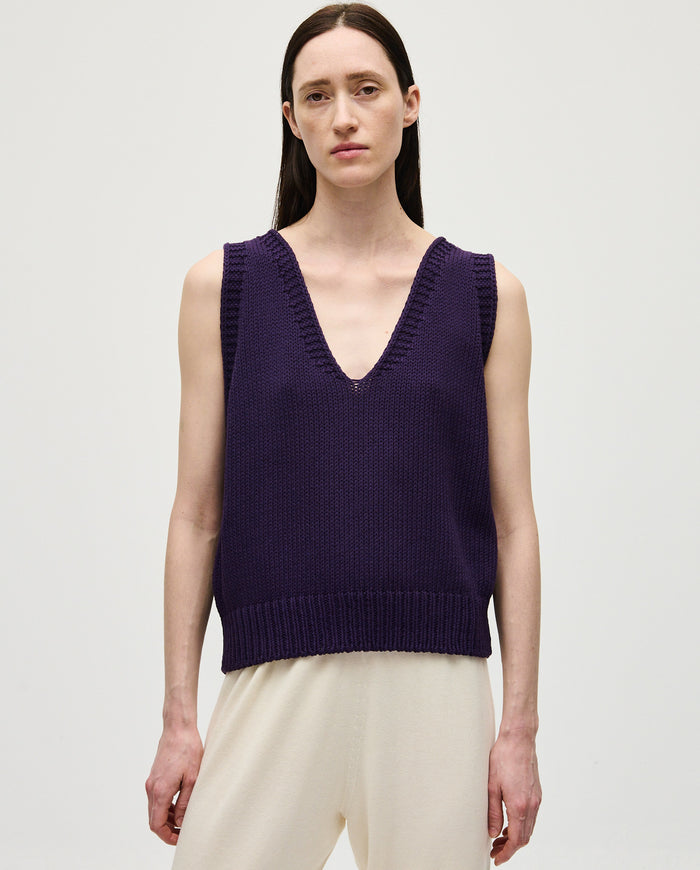 Babaà No24 Ridge women's vest in neutral fabric, featuring a sleeveless design and a high neckline.