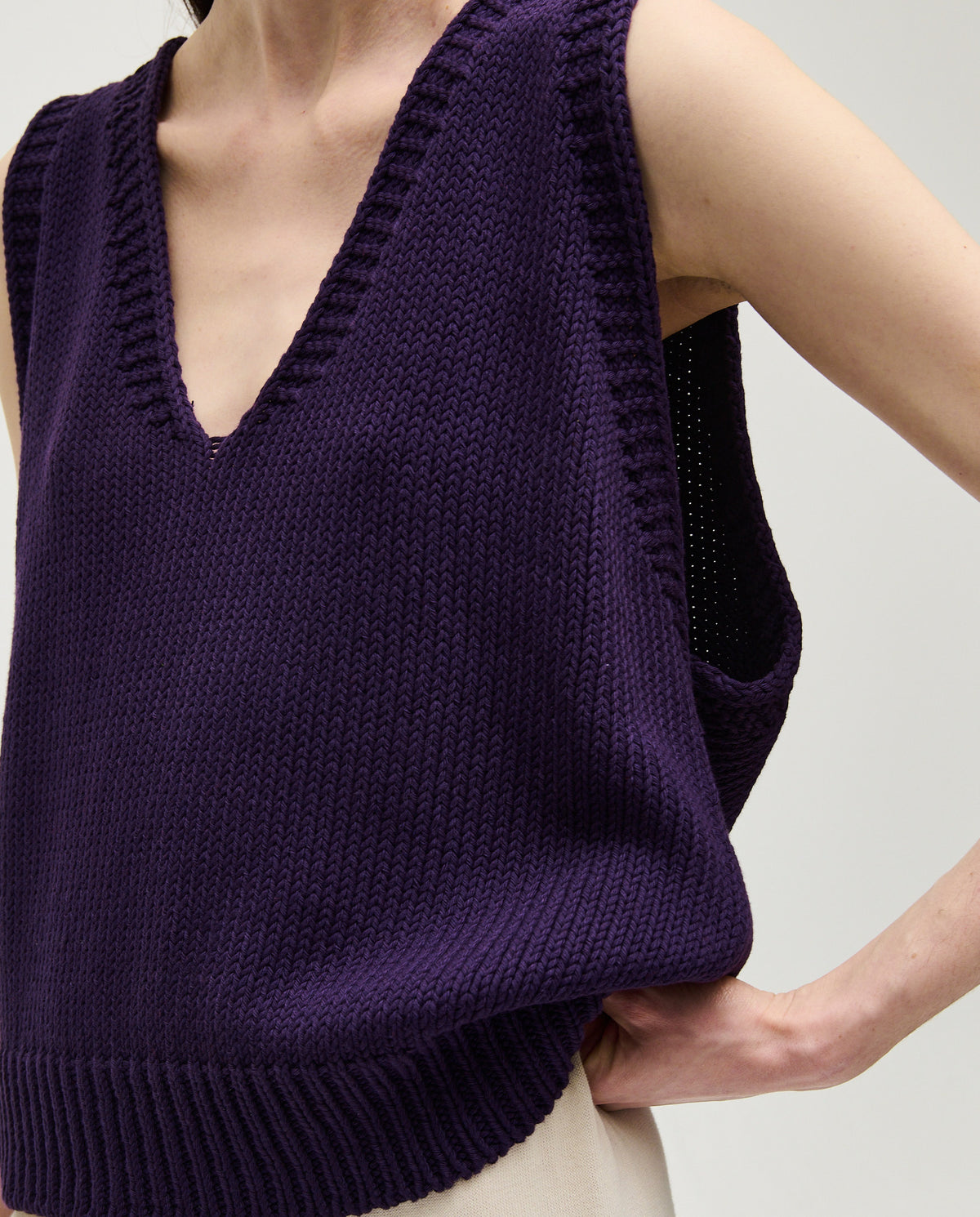 Babaà No24 Ridge women's vest featuring soft fabric, stylish design, and a comfortable fit, shown in a close-up view.