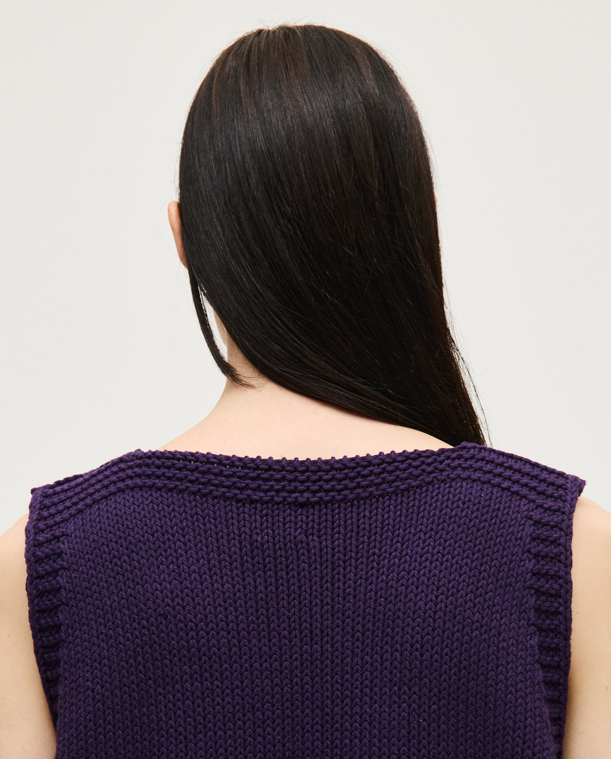 Babaà No24 Ridge women's vest in neutral fabric, shown on a model, featuring a sleeveless design and modern silhouette.
