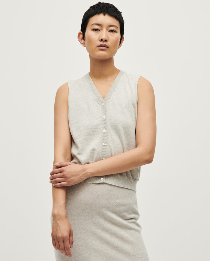 Light gray Babaà vest No25 Estrella worn by a woman, featuring a soft, textured fabric and stylish design.