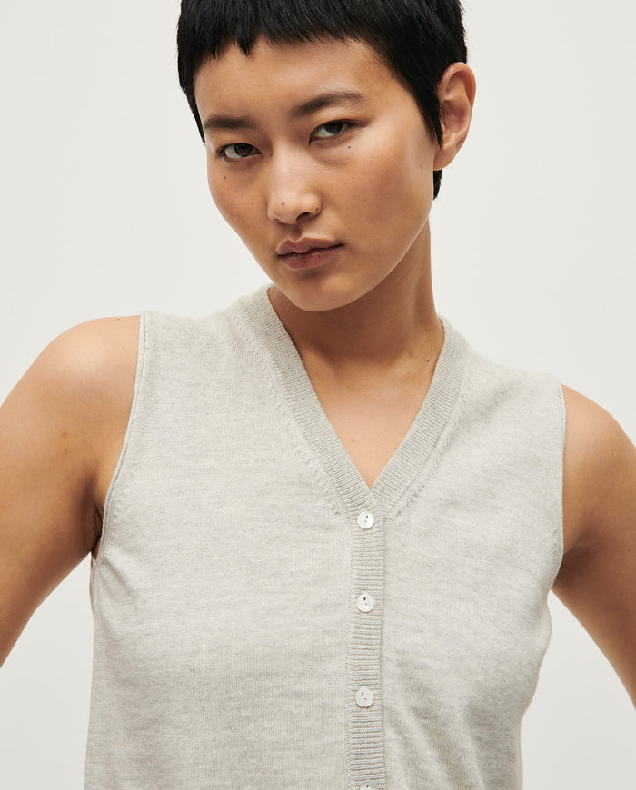 Babaà vest no25 Estrella for women, featuring a stylish star-themed design, displayed on a mannequin.