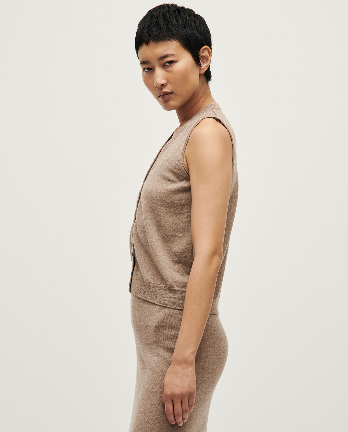 White Babaà No25 vest for women, showcasing sleek design and soft fabric, perfect for layered outfits.