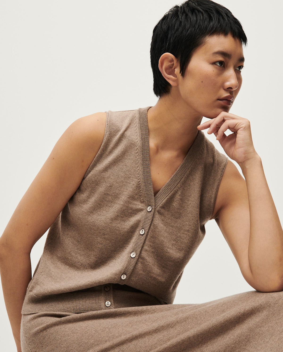 Woman wearing Babaà No25 Oro Blanco vest, featuring white fabric and stylish design, perfect for casual or layered looks.