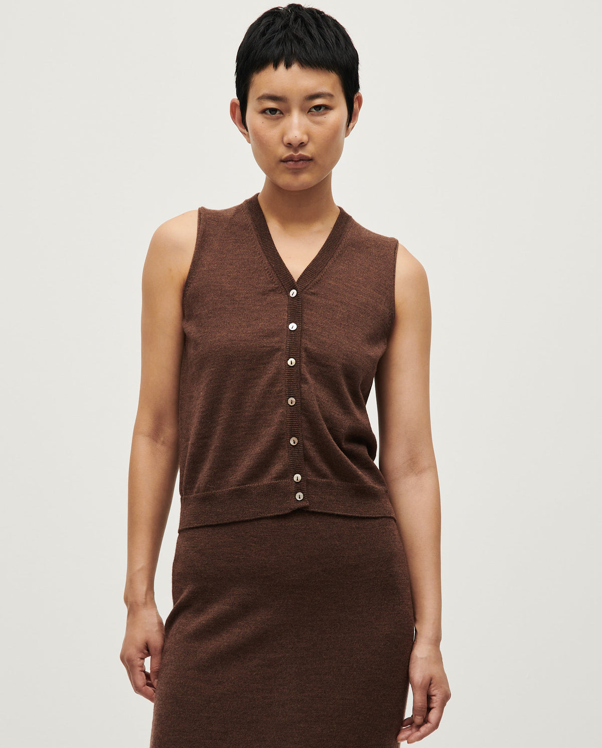 Babaà No25 Roble Rojo women's vest featuring a vibrant red color and soft fabric, ideal for casual and stylish wear.
