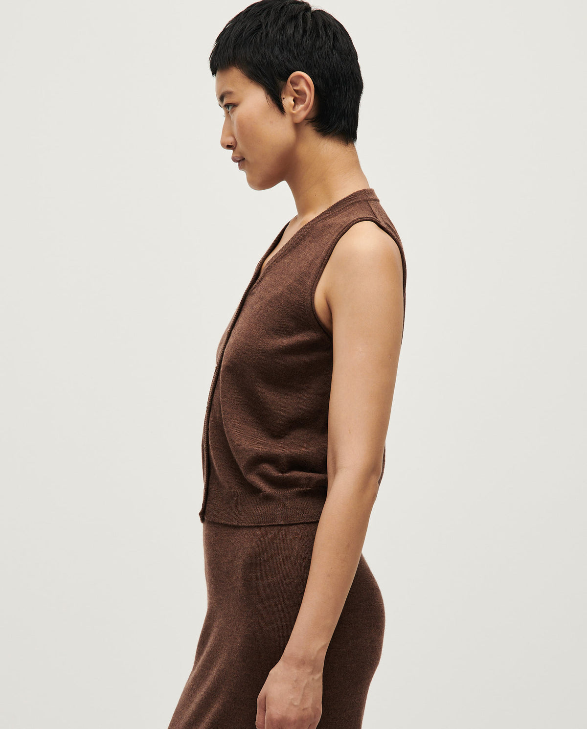 Babaà No25 Roble Rojo women's vest in vibrant red fabric, showcasing a stylish sleeveless design with a front zipper.