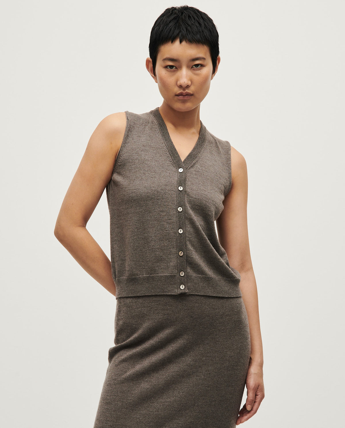 Babaà vest no25 Volcán for women, showcasing a stylish sleeveless design with textured fabric and vibrant volcanic color.