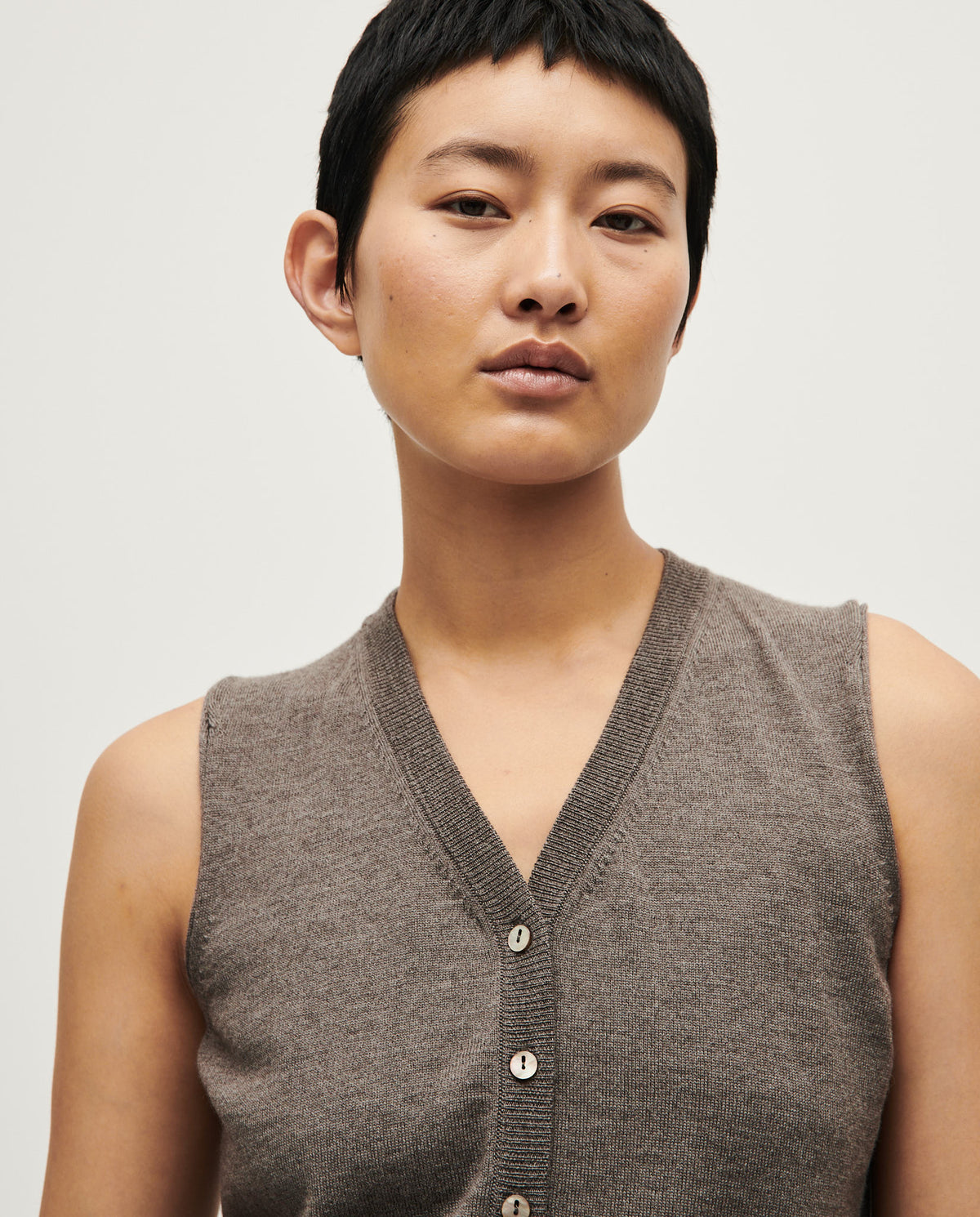 Babaà No25 Volcán women's vest, stylish sleeveless outerwear in volcanic-inspired fabric, displayed on a hanger.