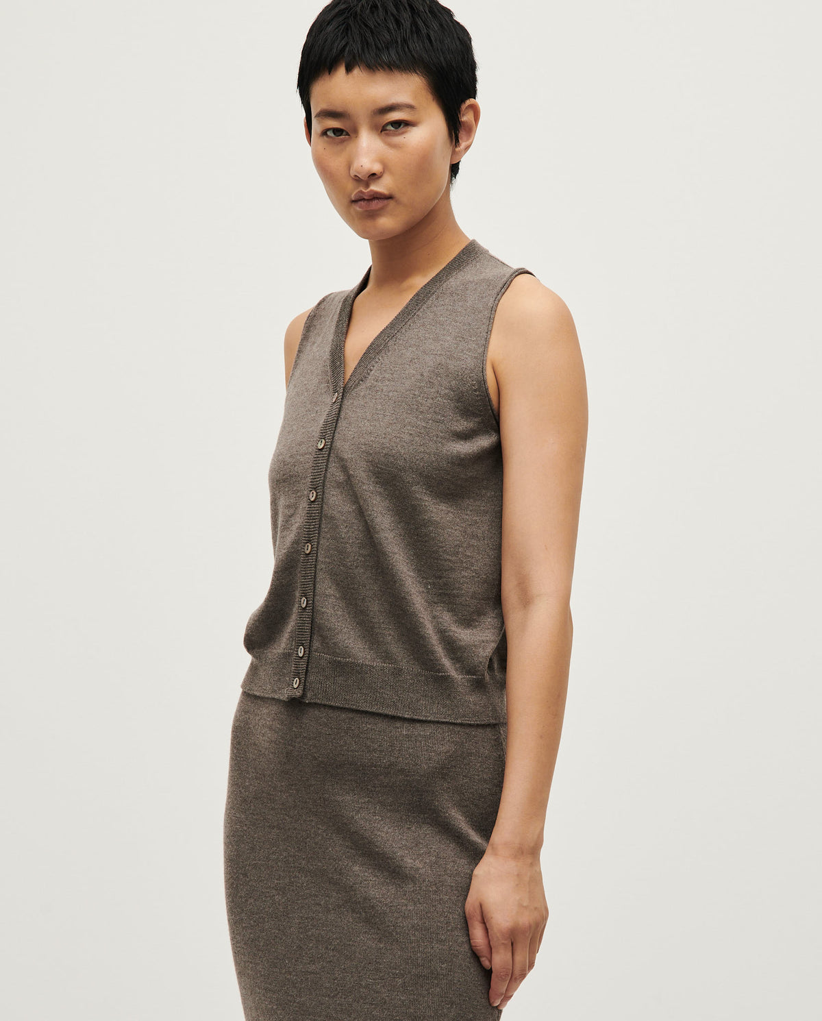 Women's Babaà No25 Volcán vest featuring a textured fabric and relaxed fit, shown on a model with neutral background.