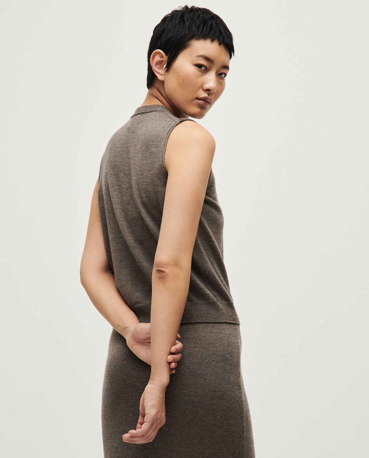 Babaà No25 Volcán women's vest featuring a cozy, textured fabric in earthy volcanic tones.