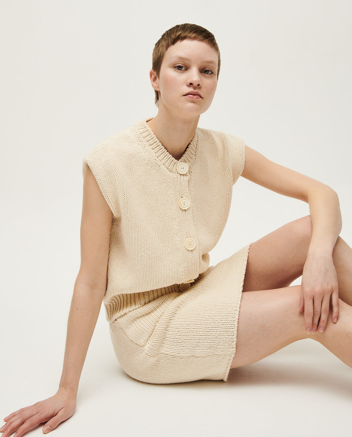 Woman wearing Babaà No26 Natural vest made of soft, breathable fabric featuring a relaxed fit and natural color.
