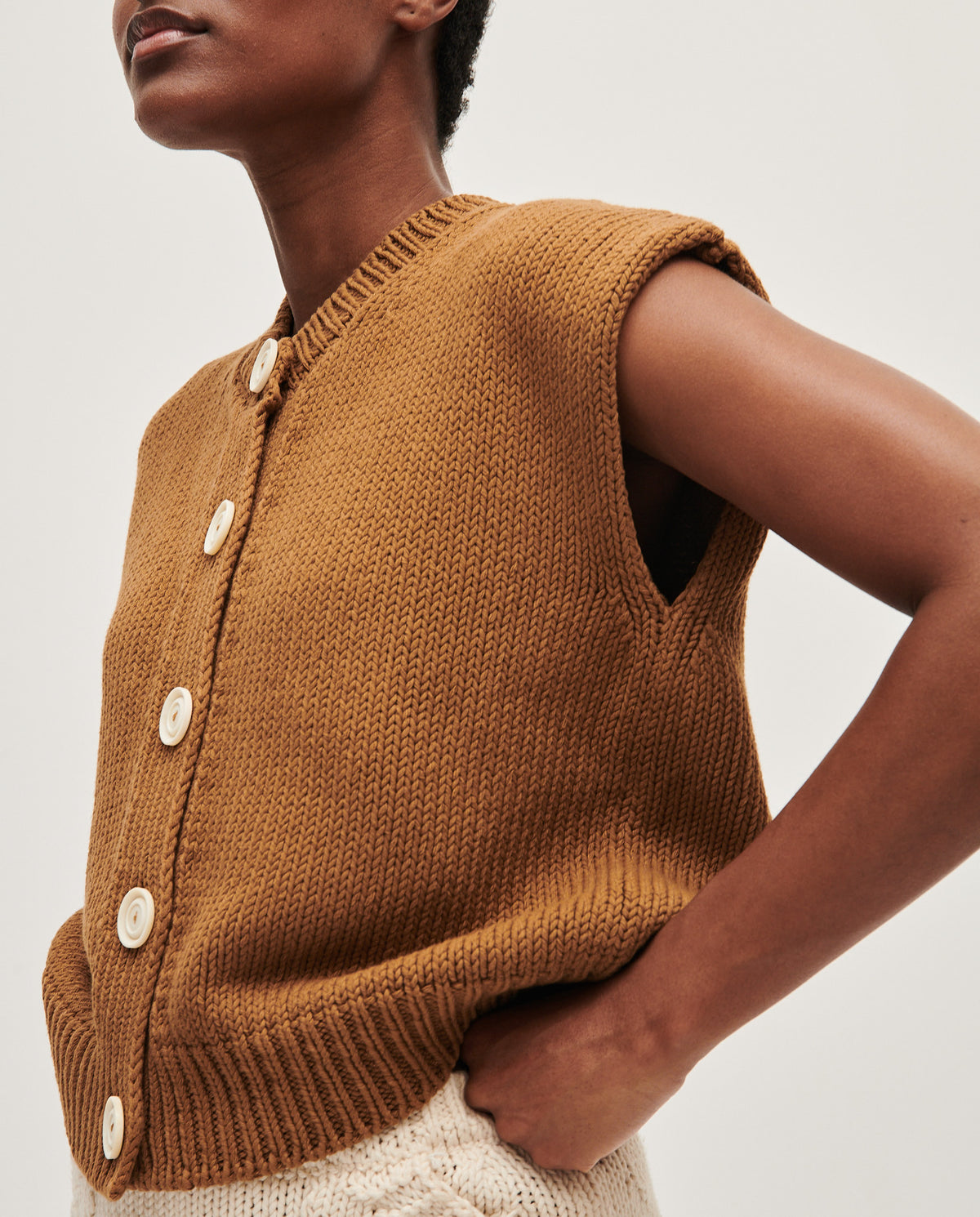 Woman wearing Babaà No26 Sukkari vest, stylish sleeveless top with textured fabric and neutral color, suitable for casual wear