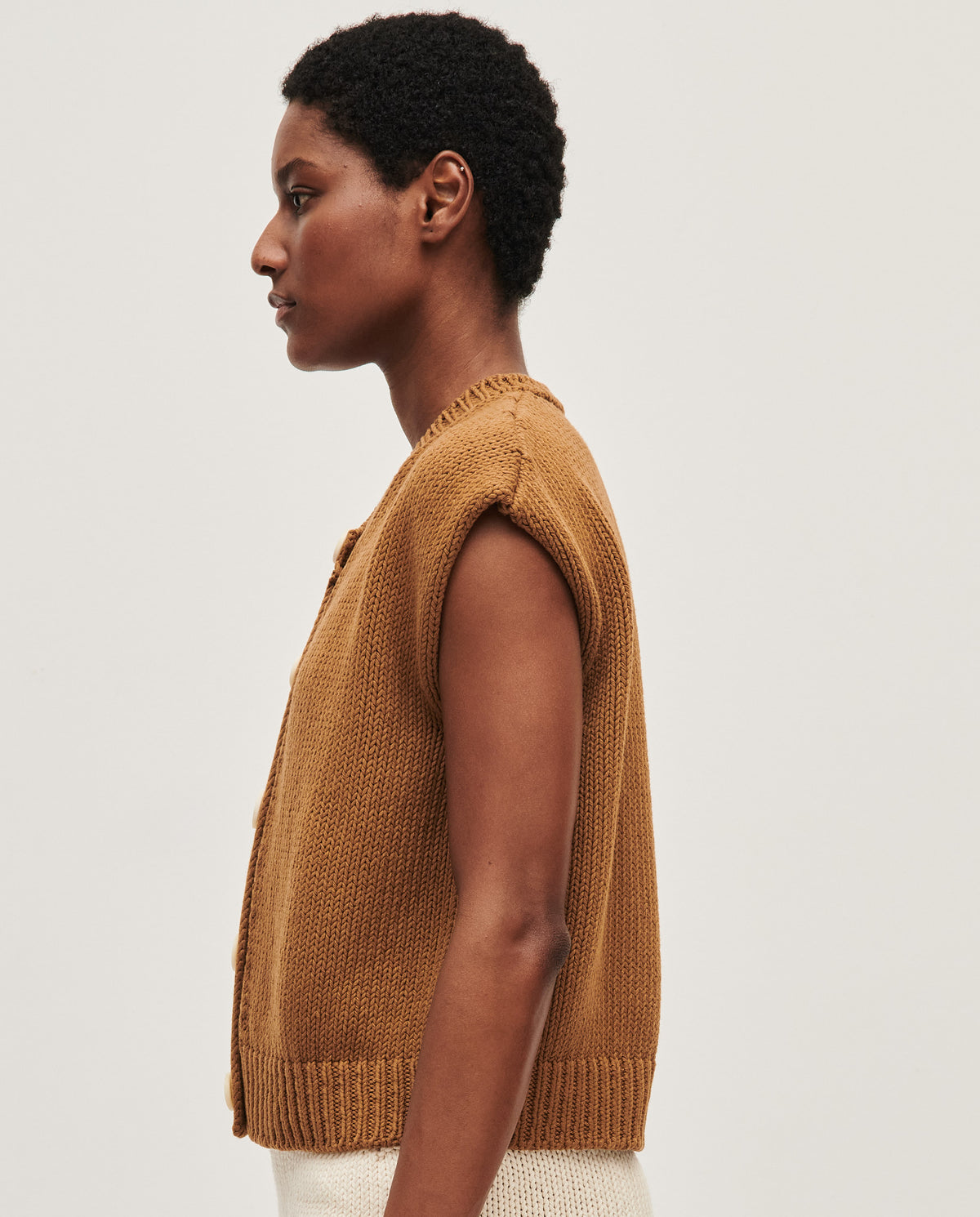 Babaà No26 Sukkari women's vest with a relaxed fit, featuring a soft fabric and stylish design for casual wear.