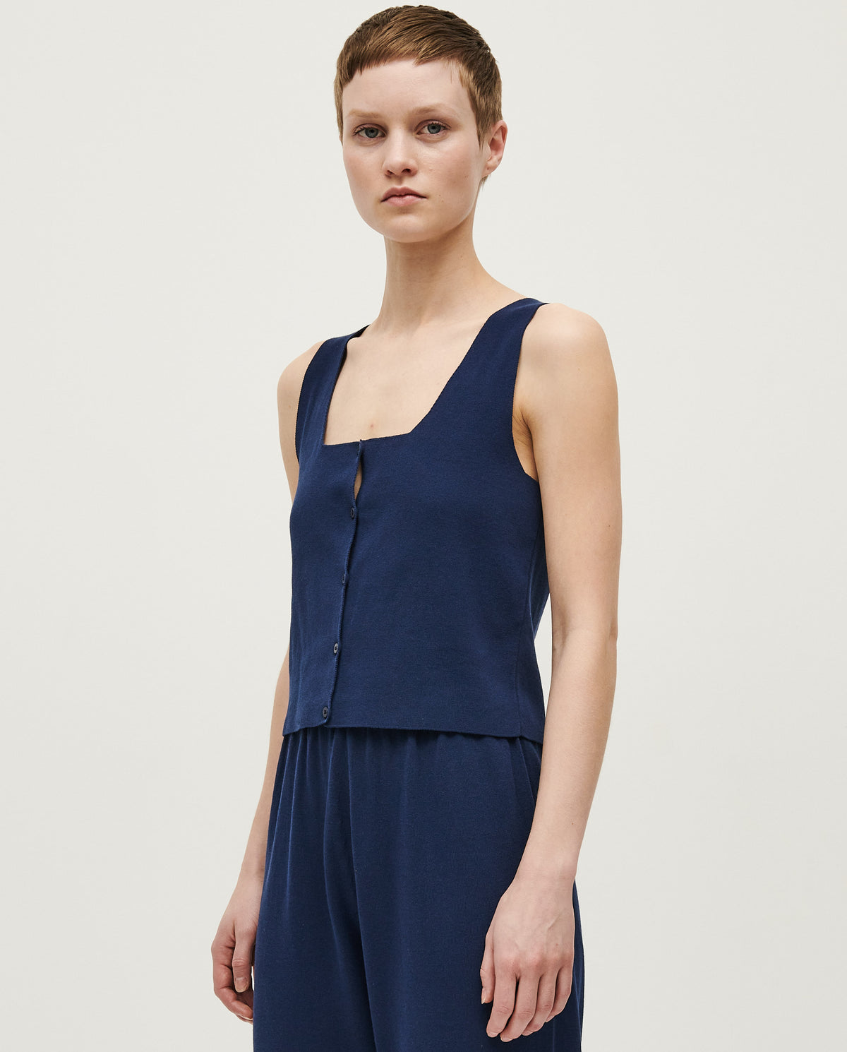 Blue Babaà No39 women's vest displayed on a mannequin, showcasing its fit and fabric details.