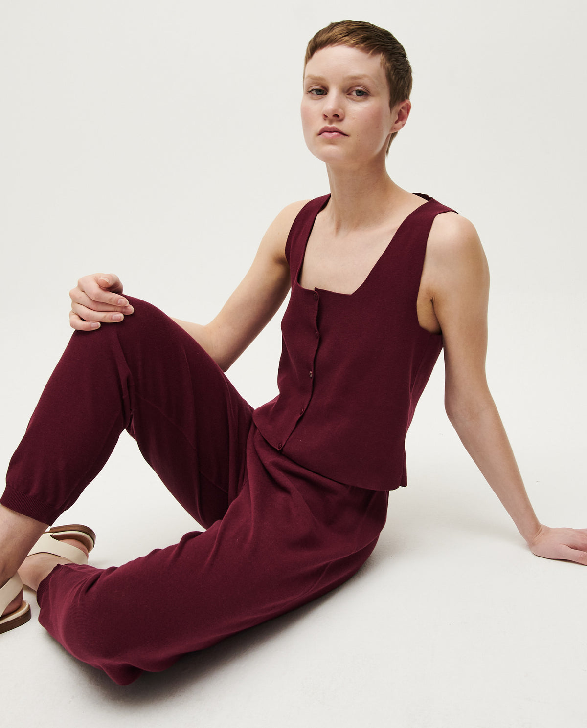 Babaà No39 cherry women's vest featuring a vibrant red color and a stylish, sleeveless design.