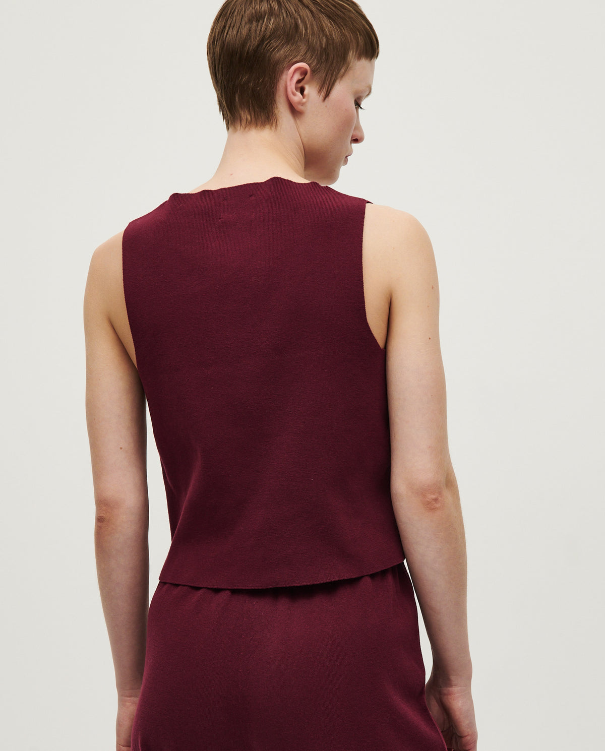 Babaà No39 cherry women's vest displayed flat, showing its vibrant red color and sleeveless design on a white background.