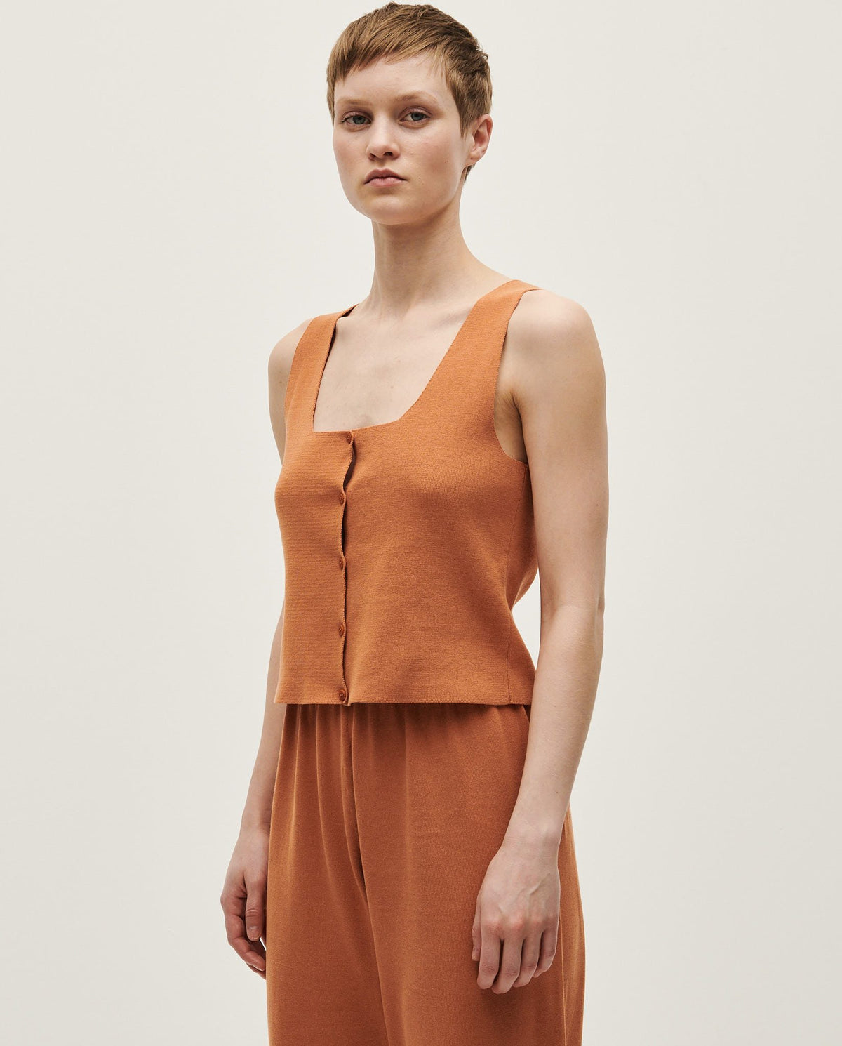 Babaà No39 cognac vest for women, stylish sleeveless garment with soft fabric and a modern fit, shown on a model.