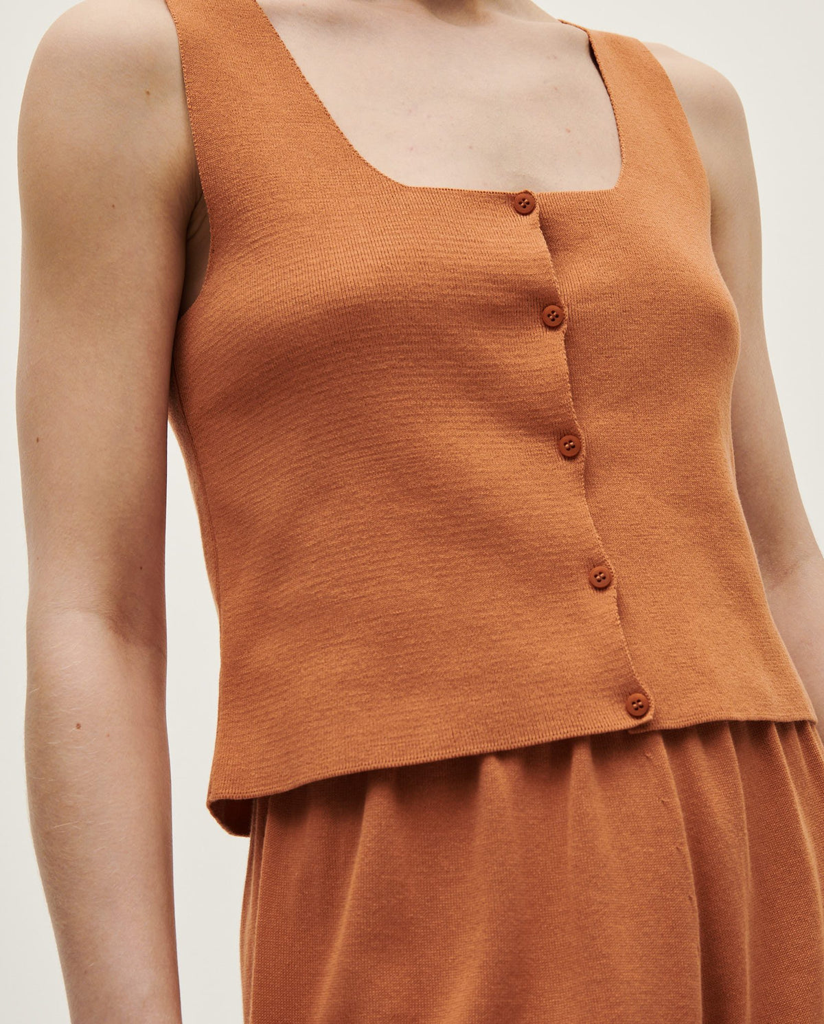 Babaà No39 cognac vest for women, featuring a stylish fitted design and classic color, displayed on a hanger.