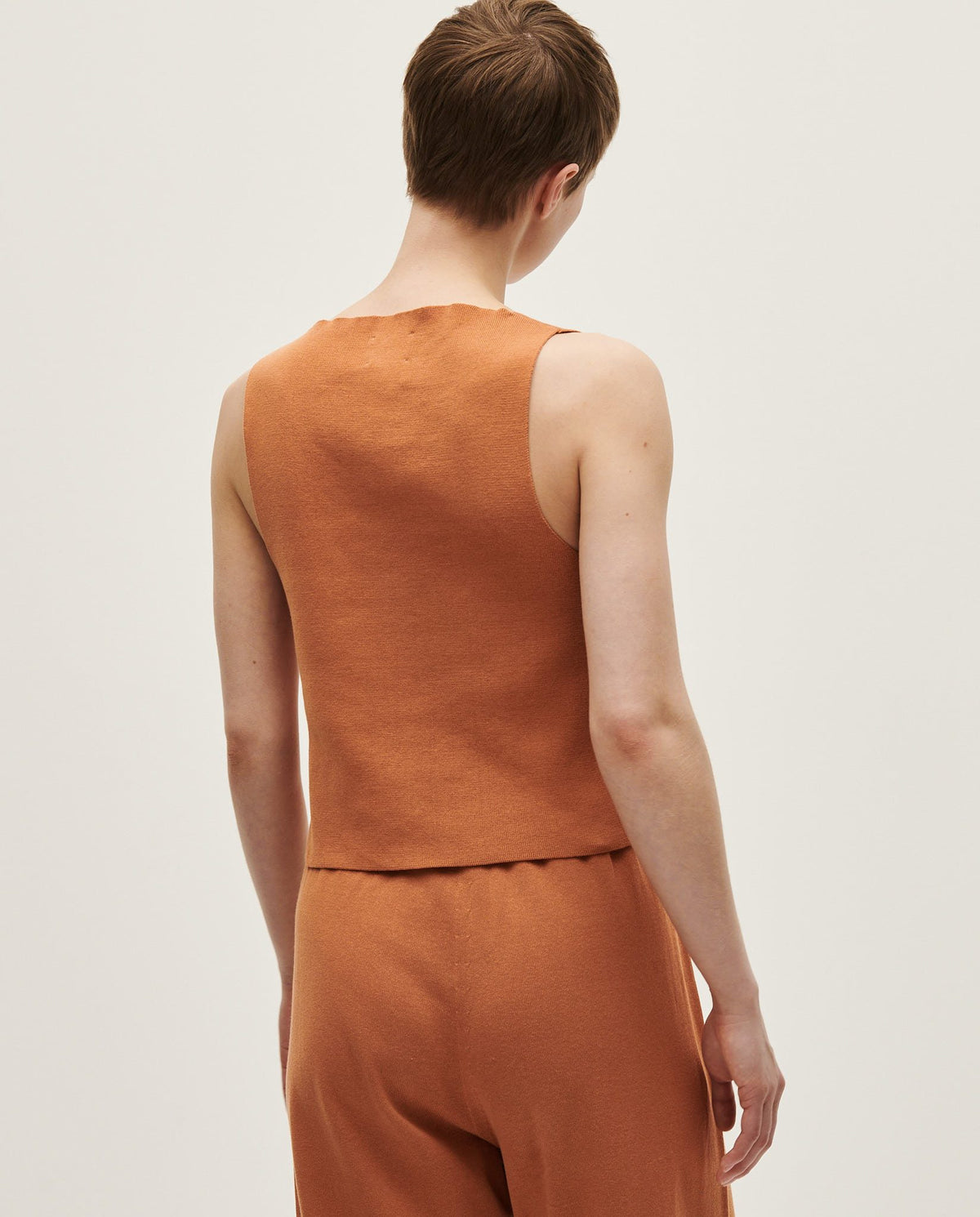 Cognac Babaà No39 women's vest made of soft fabric, featuring a stylish, fitted design perfect for layering.