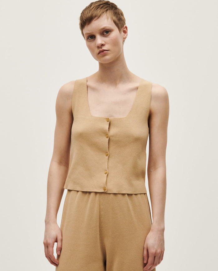 Babaà No39 Desert women's vest featuring a lightweight, stylish design with neutral desert tones and adjustable straps.