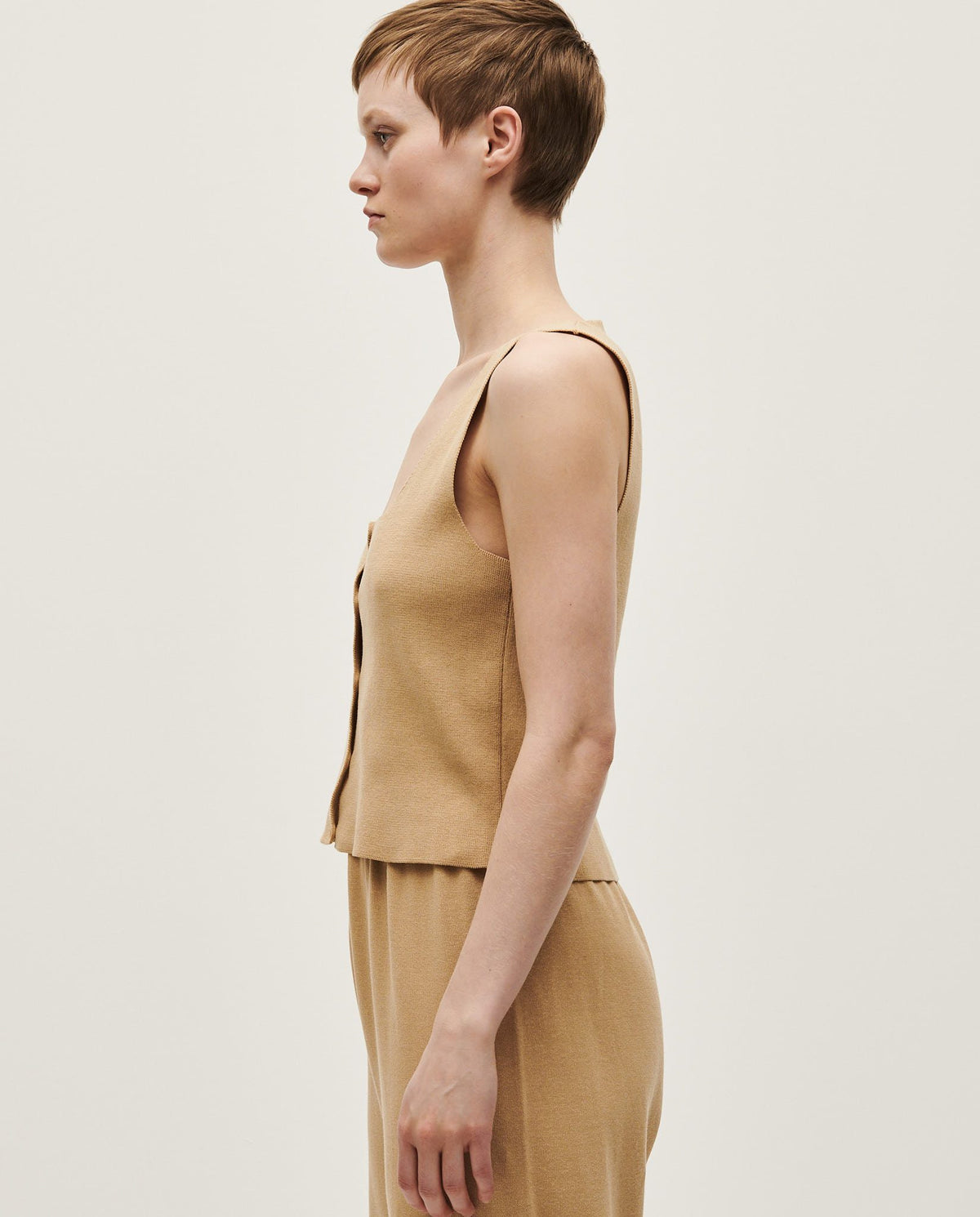 Babaà No39 Desert women's vest with lightweight fabric and neutral desert color, designed for casual and outdoor wear.