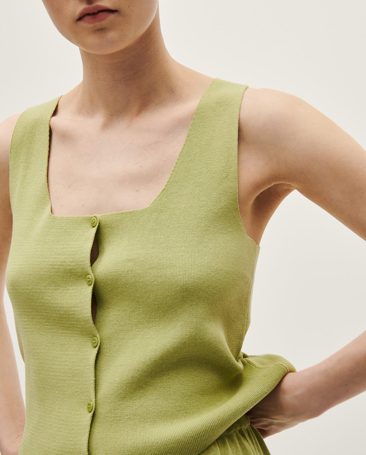 Babaà No39 Kiwi women's vest featuring a vibrant green color and stylish sleeveless design.