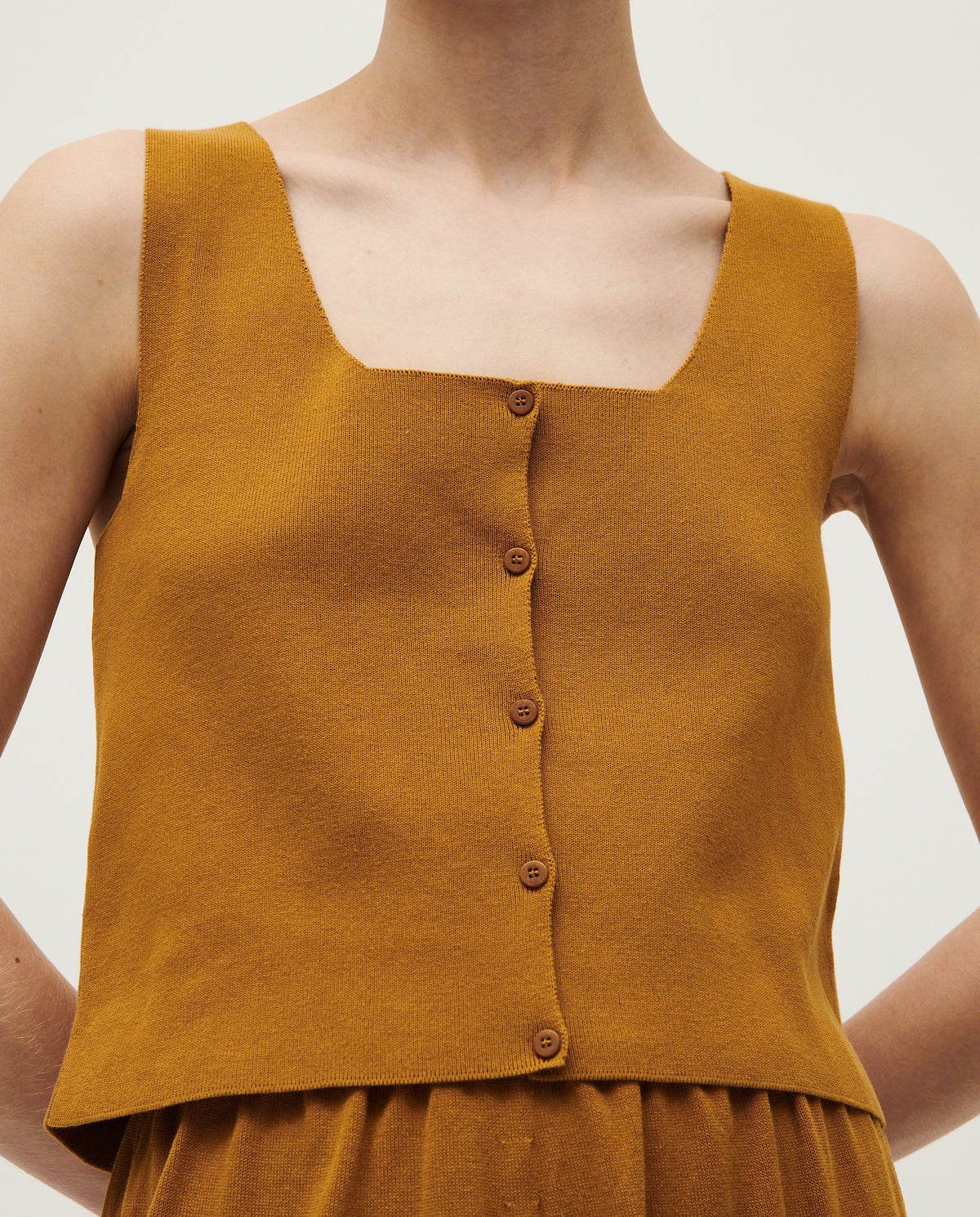 Yellow women's vest No39 Senape by Babaà, featuring a stylish sleeveless design and front pockets, perfect for layered looks.