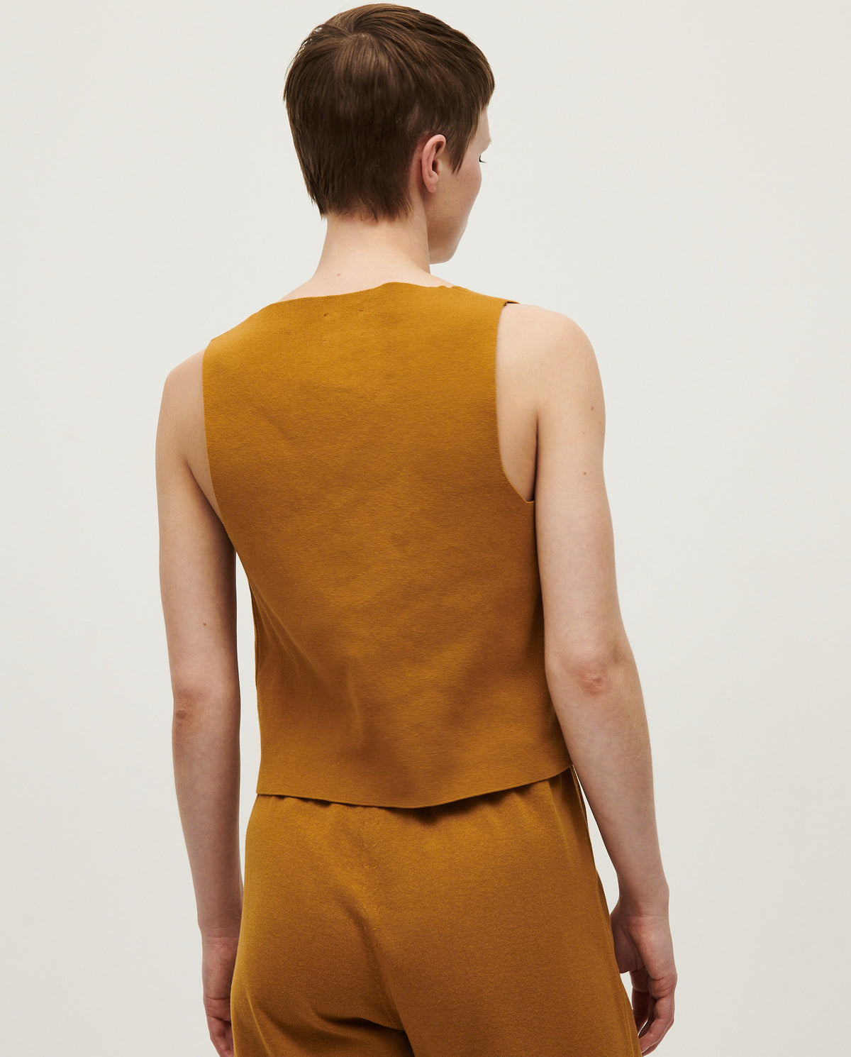 Yellow women's vest No39 by Babaà, featuring a stylish sleeveless design and comfortable fit.