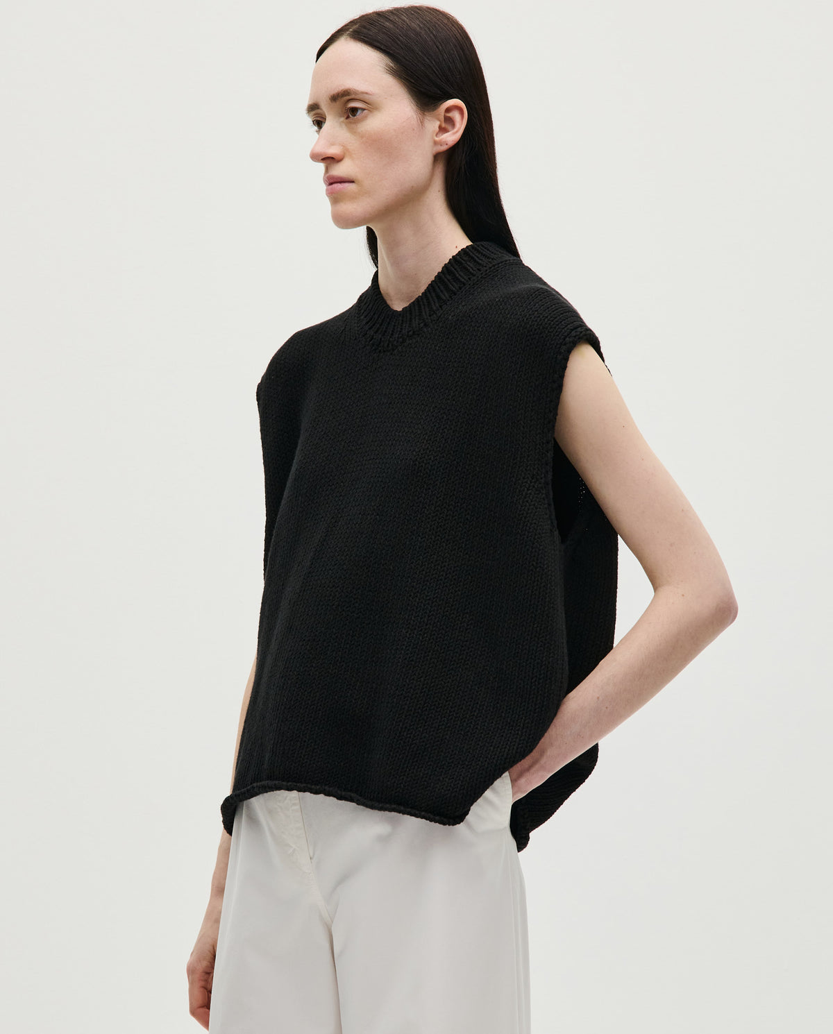 Black Babaà No44 women's vest displayed on a mannequin, featuring a sleek, fitted design with a sleeveless cut and modern style.