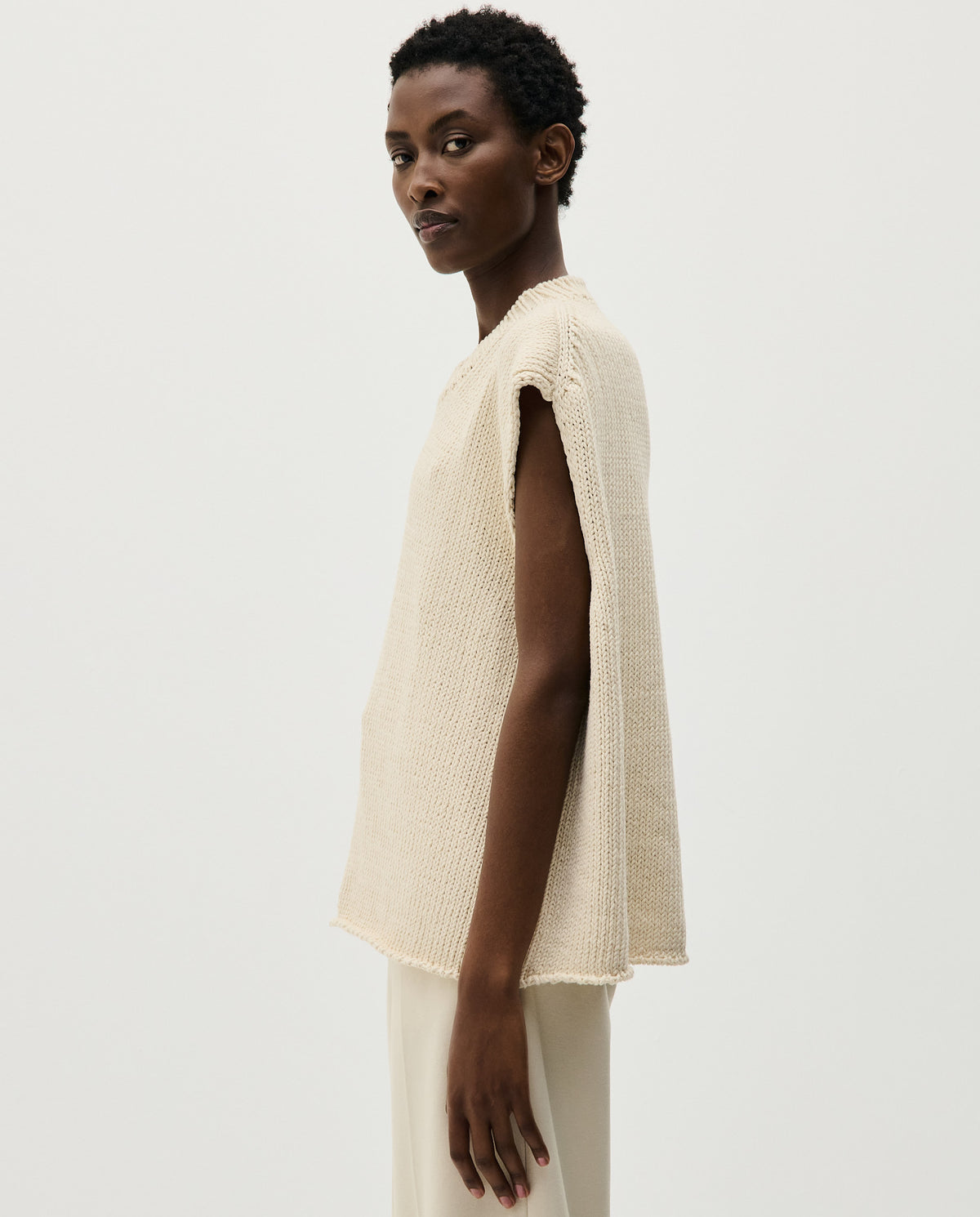 Babaà No44 natural women's vest made of soft, breathable fabric, displayed on a mannequin with a relaxed fit and neutral background.