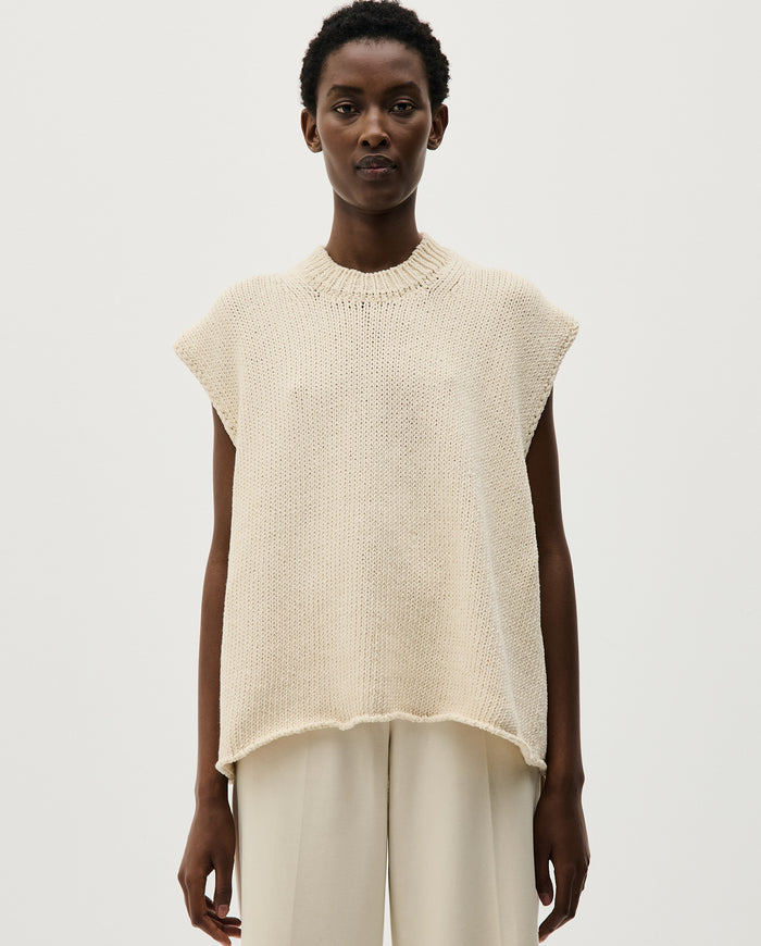 Babaà No44 natural women's vest made of soft fabric, featuring a relaxed fit and neutral color, displayed on a model.