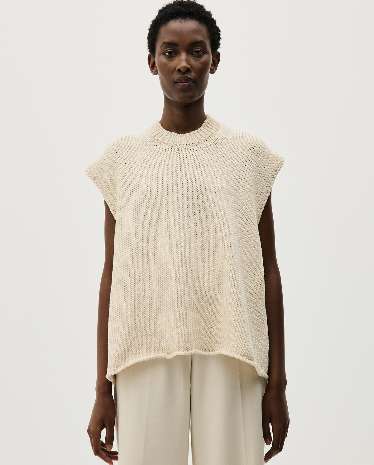 Babaà No44 natural women's vest made of soft fabric, featuring a relaxed fit and neutral color, displayed on a model.