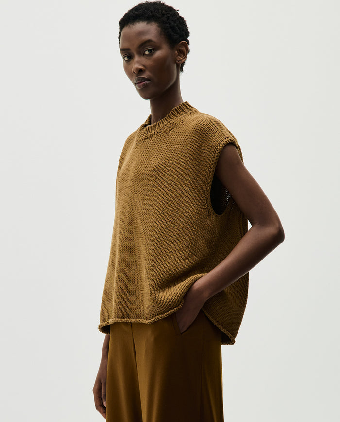 Woman wearing Babaà No44 Sukkari vest, stylish sleeveless top with a relaxed fit and textured fabric.
