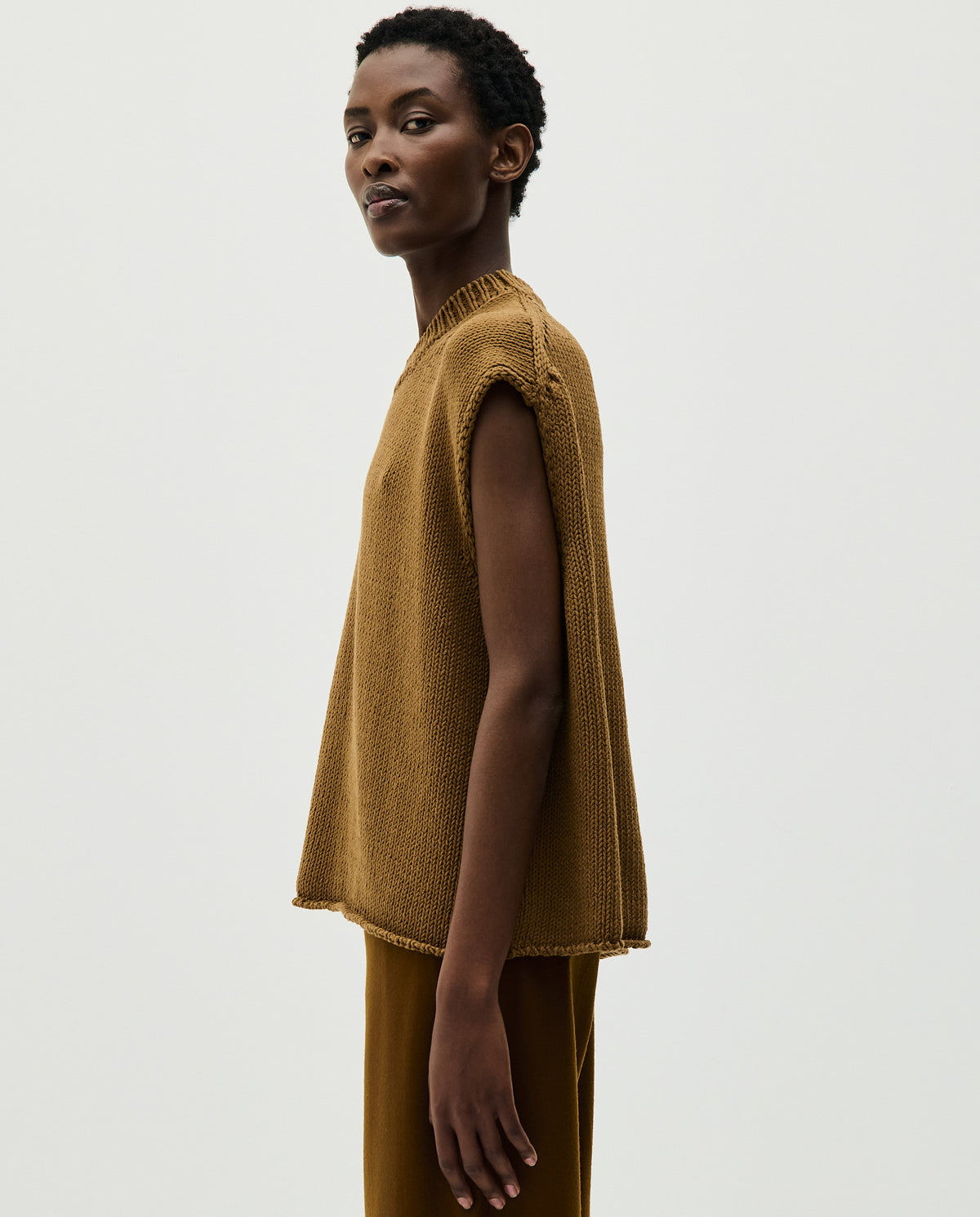 Woman wearing Babaà No44 Sukkari vest, featuring a stylish, fitted design with textured fabric and natural earthy tones.