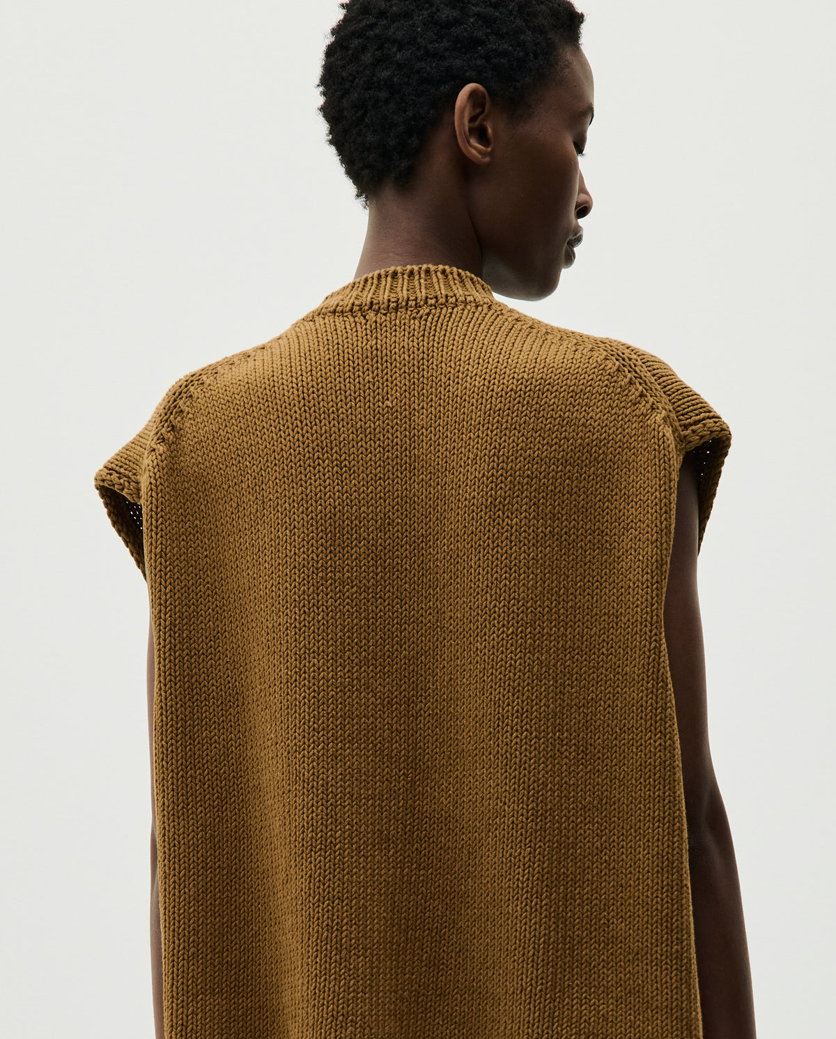 Babaà No44 Sukkari women's vest featuring a textured fabric and stylish design, displayed on a model.