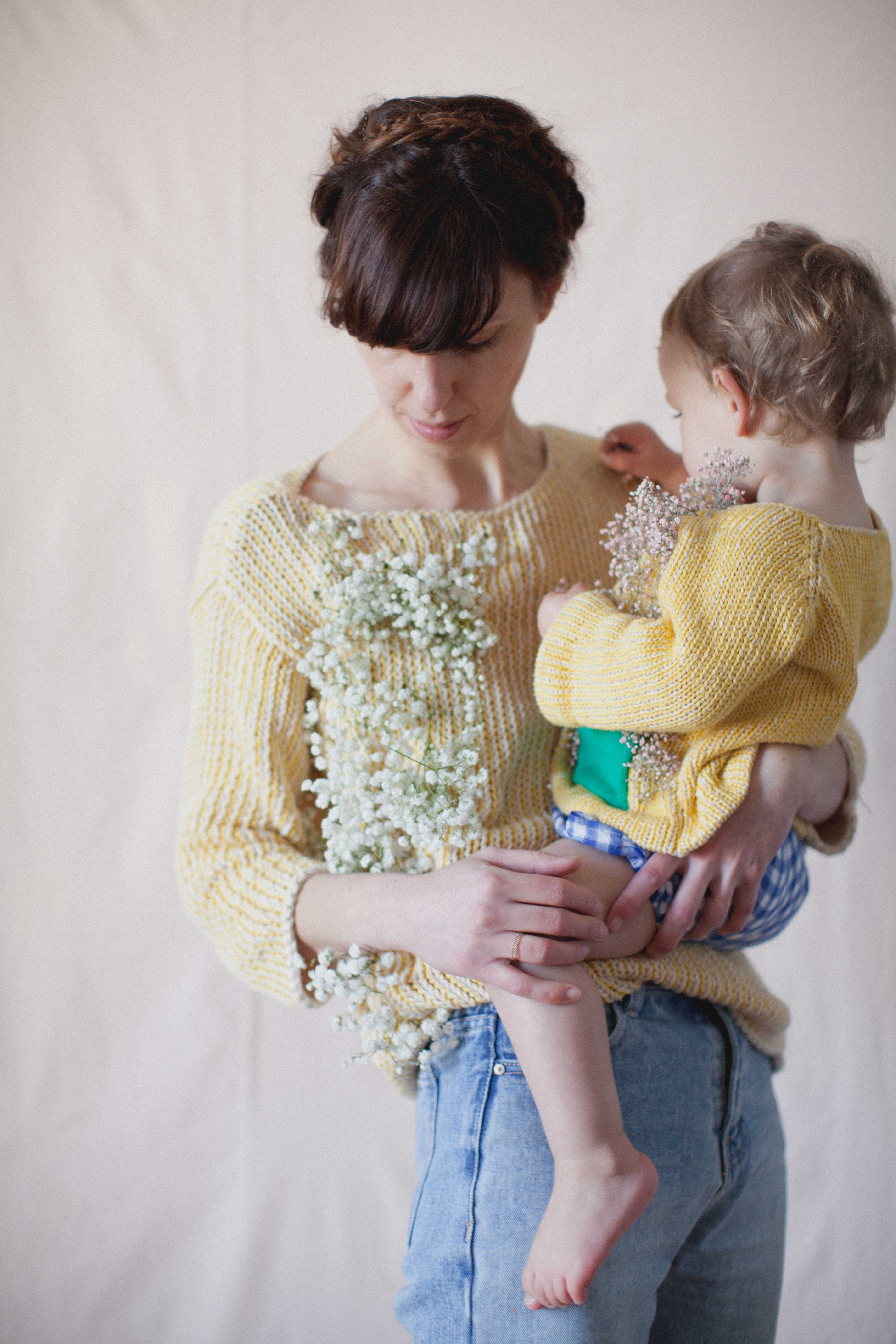 ae_mother_daughter_fullbody